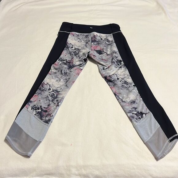 Lululemon If You’re Lucky Capri Size Four - Picture 5 of 9